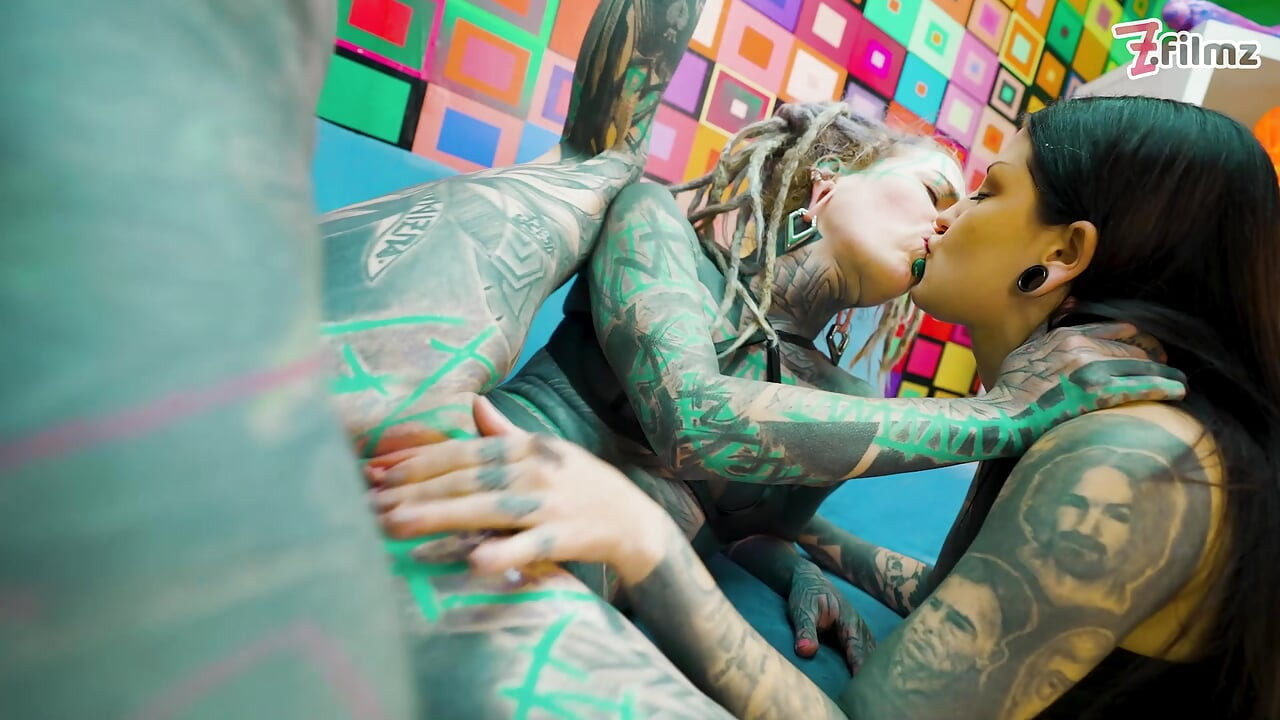 Dirty Goth a Hippie Holky touží po análním bušení a tlustých výstřicích na obličej