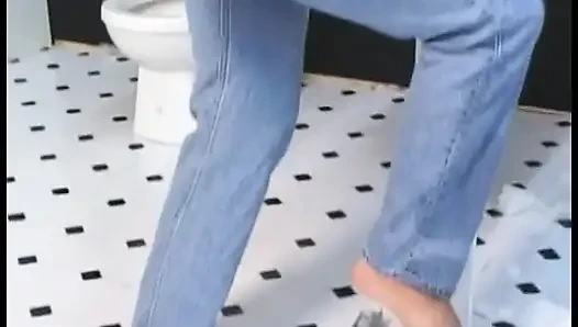 Schöne brünette milf mit großen brüsten liebt es, zuzusehen, wie ihr freund uriniert