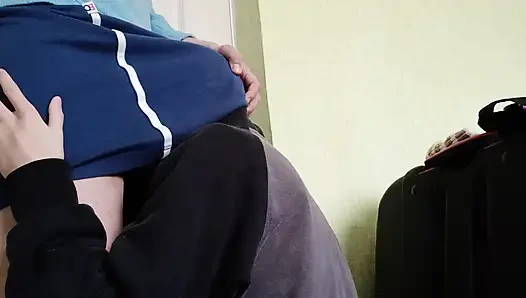 Zwei nachbarinnen verbergen, dass sie lesben sind