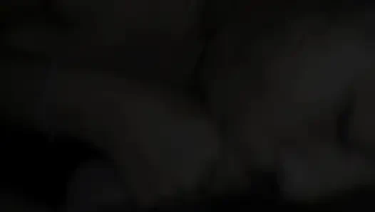 Inderin kommt in mund und nase, während sie langsam tief in den hals kommt und sie schluckt es