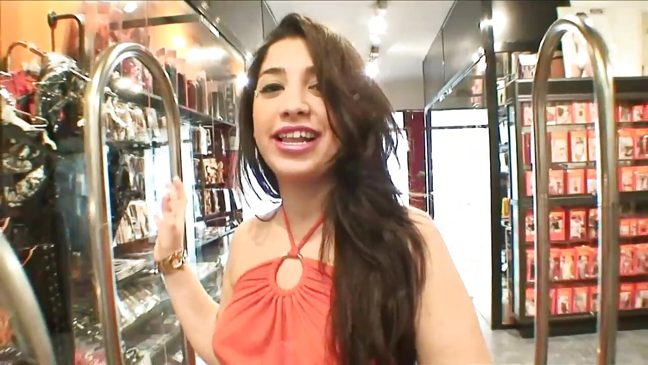 Zapanjujuća brineta skida suknju ahd pokazuje svoju nevjerojatnu guzu u seksi trgovini