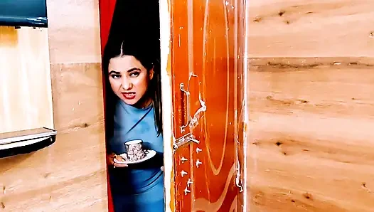 Hintli köylü yaşlı adam üvey kızıyla sert seks yapıyor ve penisini emiyor Tina Nandey