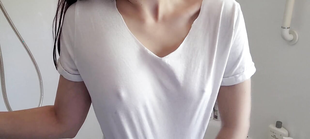 Futai cu degetul la dușul cu cămașă umedă