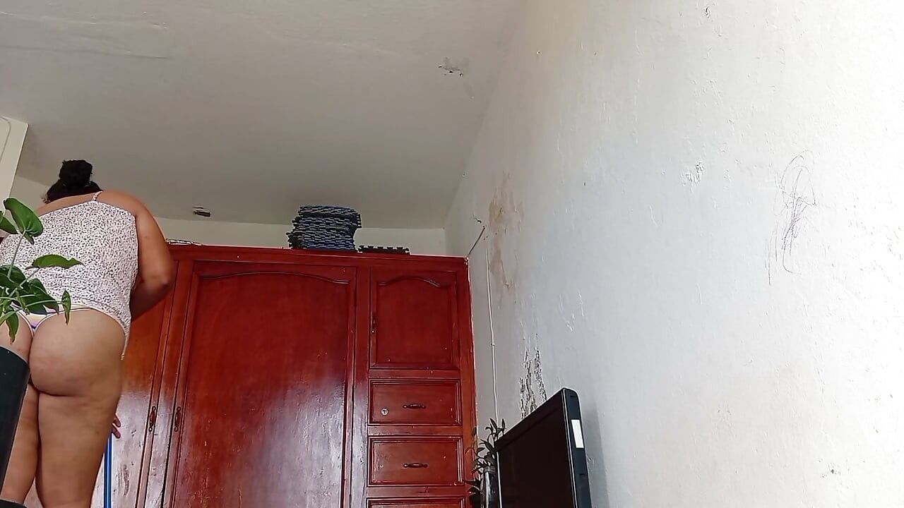 Minha sogra me contou que limpou o quarto de calcinha fio-dental