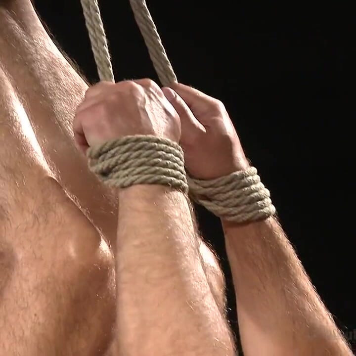 筋肉質な男ダーク・ケイバーが容赦なく苦しめる