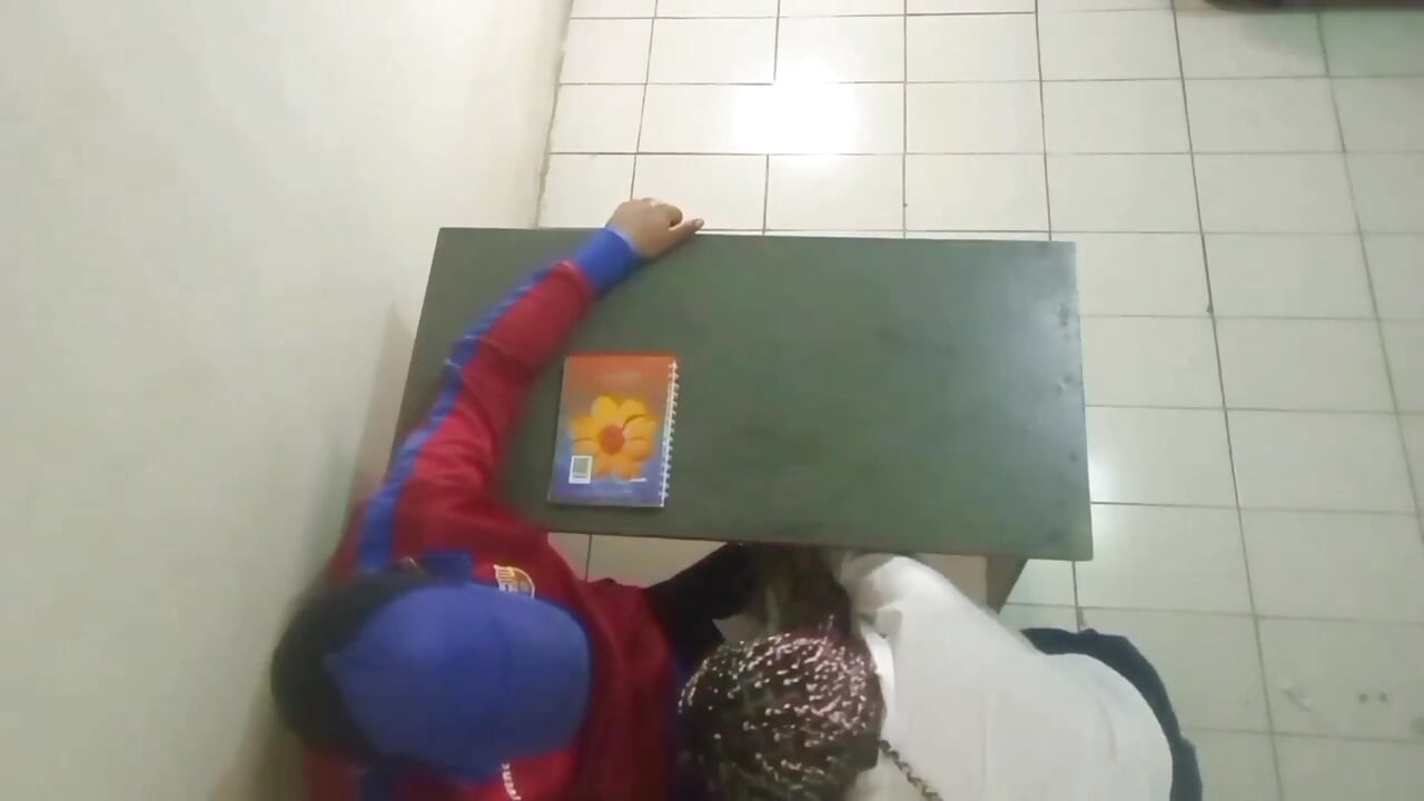ЗЛОВЕЩО И ИСТИНСКО на момиче УЧЕНИЧКА СЕ ЧУКА С МАТЕМАТИЧЕСКИЯ СИ ТУТОР В СРЕДАТА НА КЛАСНАТА СТАЯ