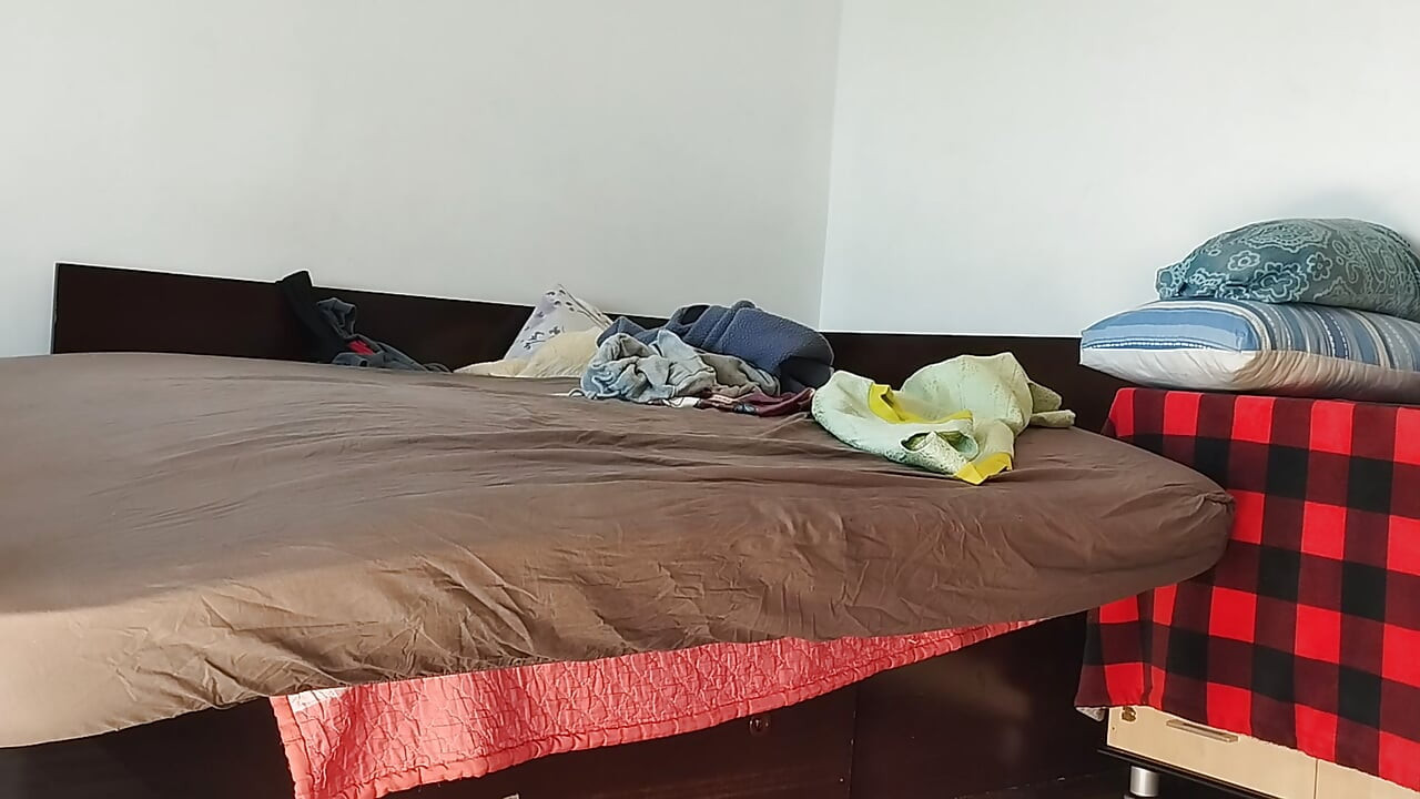 La femme amateur aime essayer des vêtements et les couper. Femme amateur passe l’aspirateur nue dans la maison.