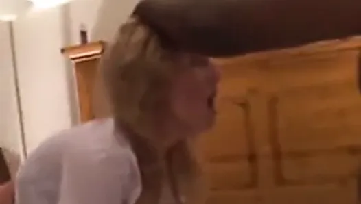 Une femme blanche se fait baiser brutalement par des bites noires dans une chambre d&#39;hôtel
