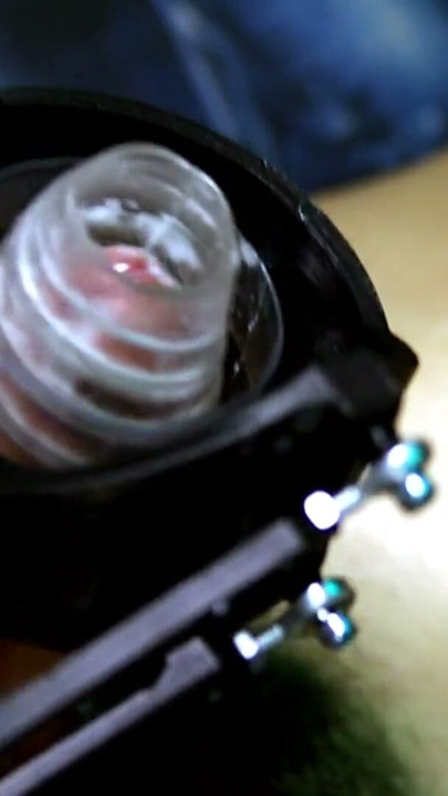 Quanto tempo esse pau coitado aguenta os movimentos de uma máquina BDSM? | Clipe 3