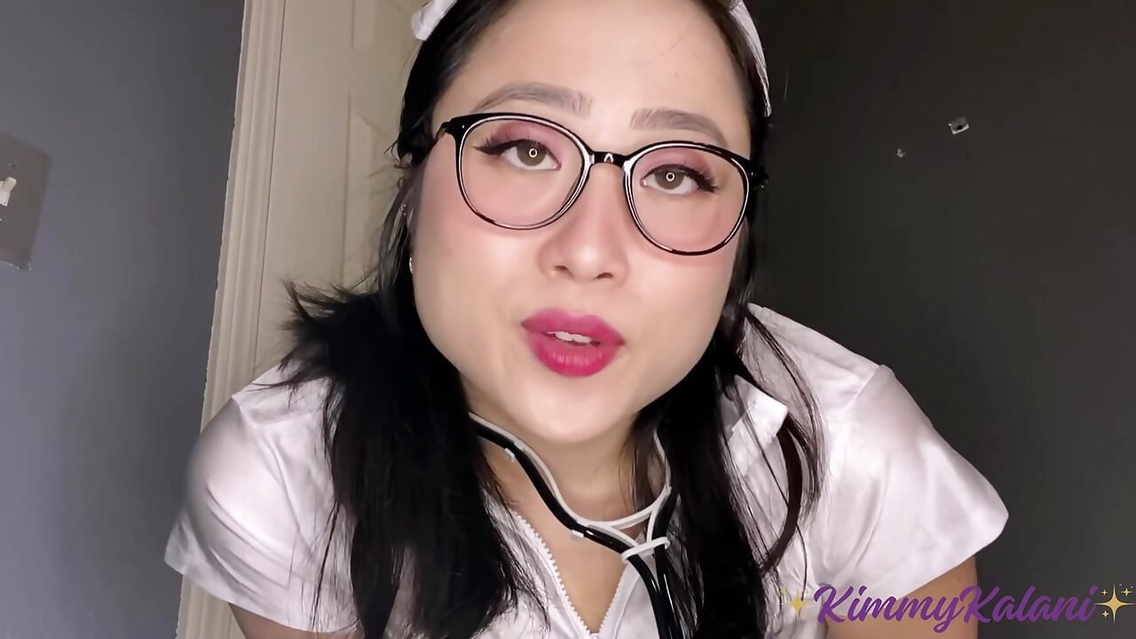 Cadela asiática enfermeira examina sua amostra de esperma - ASMR JOI