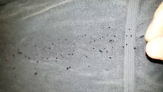 Büyük bir yatak başlığına sahip kızıl saçlı, cumshot patlamasına çarpıyor