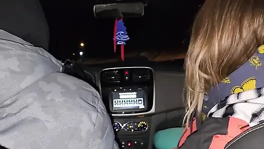 Schmutzige schlampen lutschen schwanz im Uber vor der party! Klopfen, klopfen