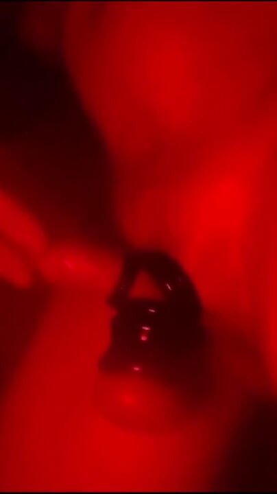 Kırmızı monokrom içinde yağlı mastürbasyon