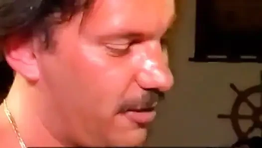 İnanılmaz büyük memeli orta yaşlı seksi kadın nostaljik