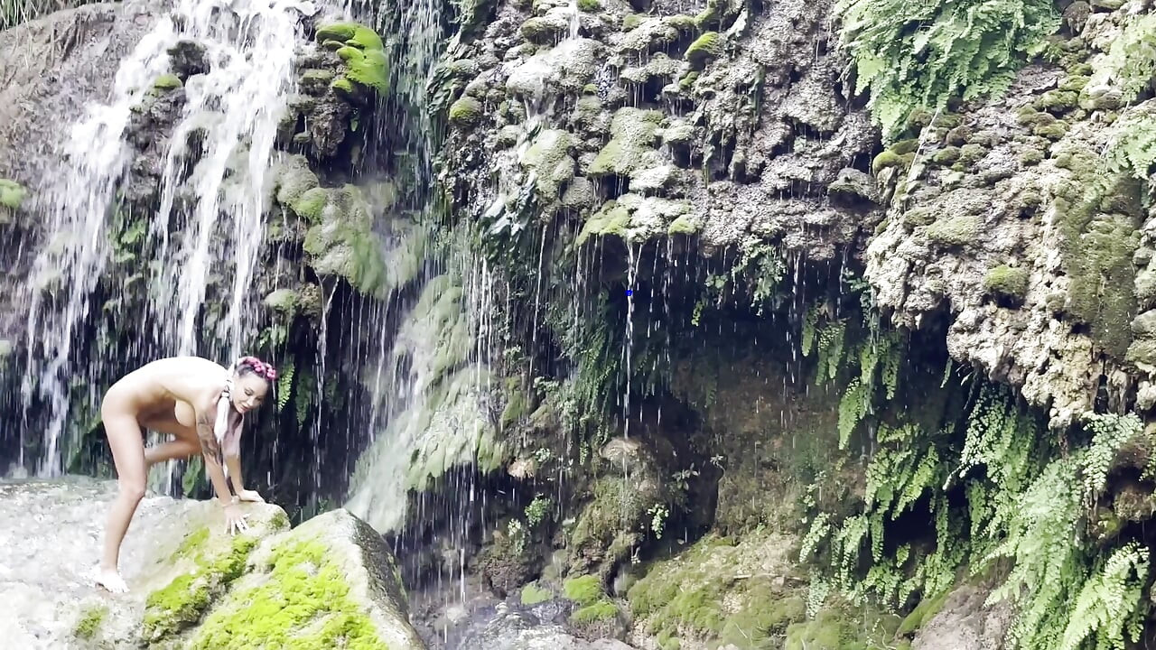 Моніка Фокс У Рожевому Бікіні І Гола Біля Водоспаду І Печери