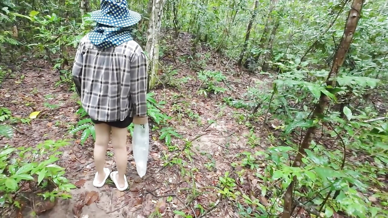 La fille thaïlandaise marche et se vante de cueillir des champignons quand même, de faire pipi dans la forêt Voix thaïlandaise
