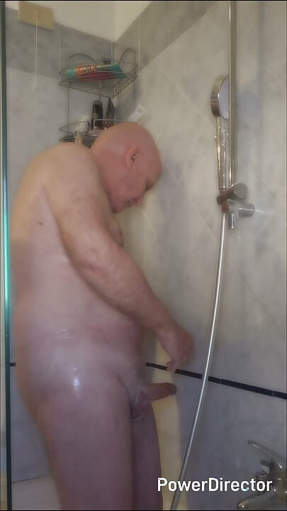 샤워실에서 작은 단단한 자지