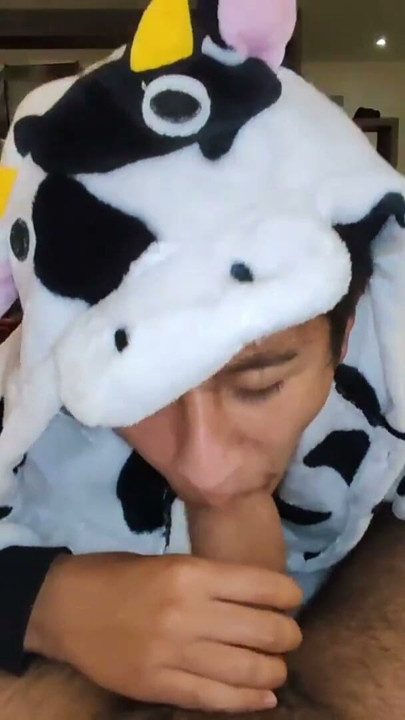 Dreichwe en pijama de vaca mamando y cabalgando mi verga grande sin cortar hasta que se gana mi leche caliente | Clip 1