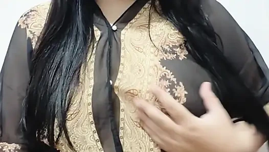 Teen fingert ihre rosa feuchte muschi