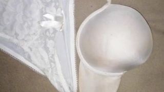 Éjaculation sur une culotte blanche et un soutien-gorge sans bretelles 8d
