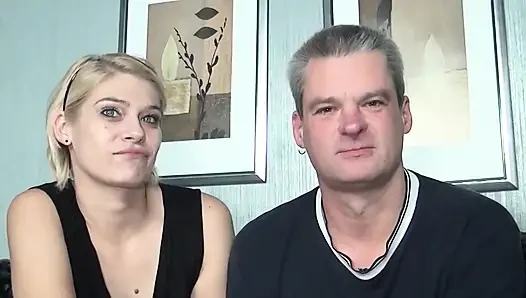 Blondes hottie weit gedehnt in schlampiger dreier-action
