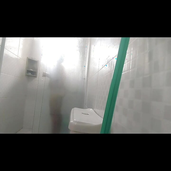 Tôi đã cho thấy đường rám nắng của tôi trong phòng tắm và gần như bị bắt gặp.