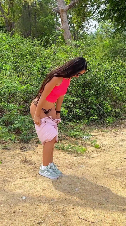 공원에서 걷고 위험한 오줌