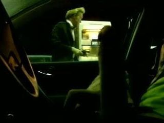 Szarpanie i miganie w samochodzie na stacji benzynowej