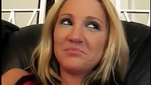 Blondine mit verbundenen augen bekommt einen vibrator in ihre enge rosa muschi eingeführt