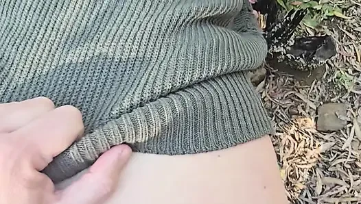 Amatör orta yaşlı seksi kadın herkesin görmesi için yolun yanında ormanda sikişiyor ve emiyor
