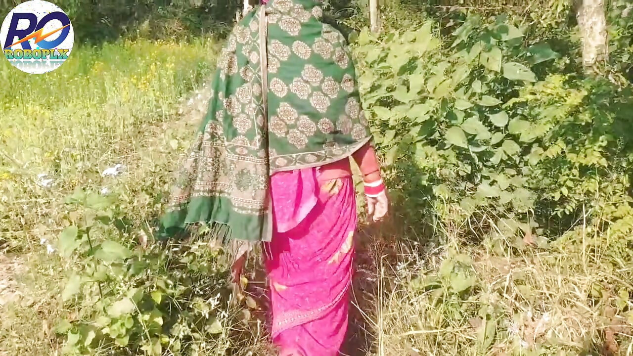 Main desi ganv ke jangal men tahalne ke lie gaya aur mainne apni saari uthaee aur apni gand aur stan aur choot dikhaee aur em daala