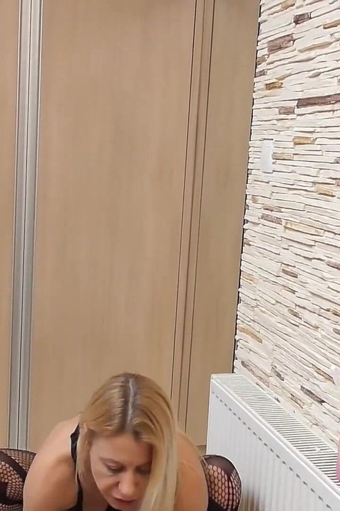 这个饥渴的奴隶喜欢从她屁股出来的一切