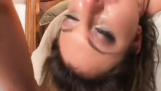 Azgın adam iki tatlı güzel oral seksin tadını çıkarıyor