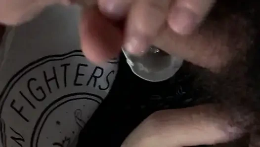 Istriku nyepong kontolku pelan-pelan sampai crot banyak banget