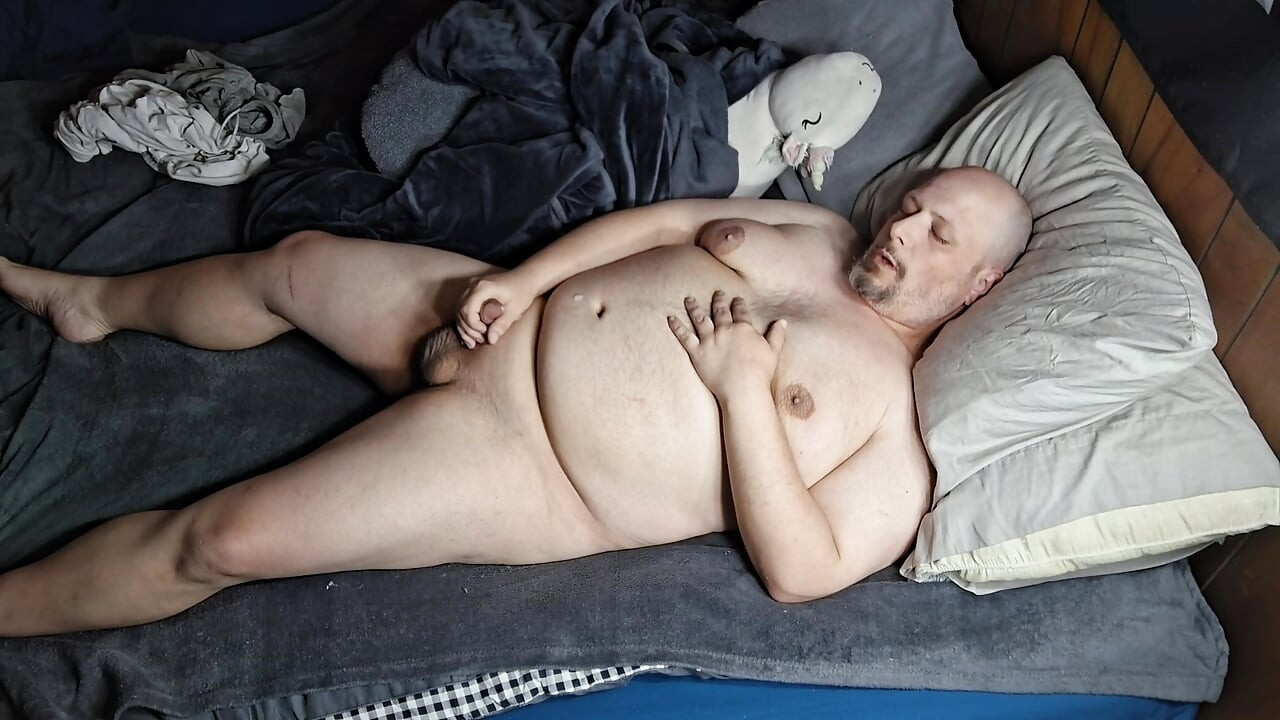 Chubby guy lays in bed and cums