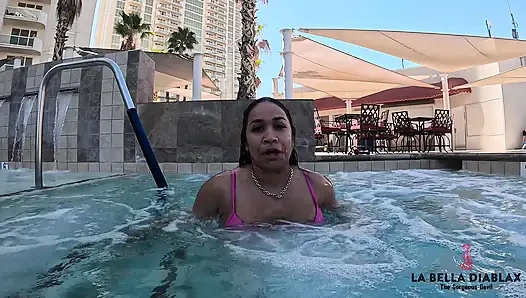 Расслабляющаяся милфа пропитана мелодиями Lofi в джакузи