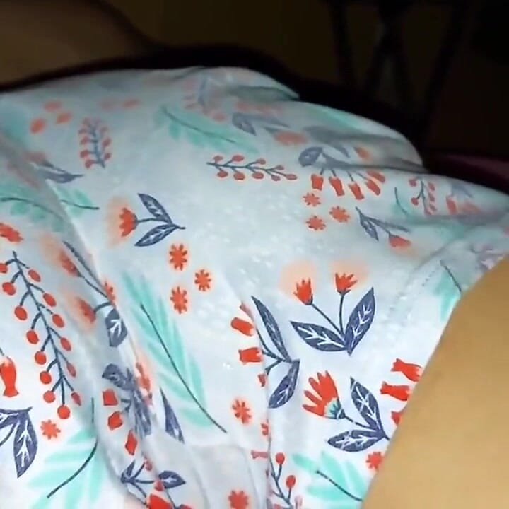 Domowe wideo z moją przyrodnią siostrą po raz pierwszy w jej łóżku robimy rzeczy pod prześcieradłami.