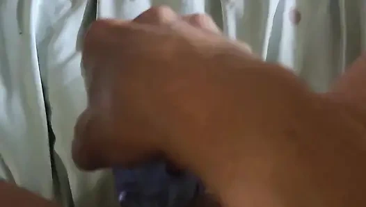 Хорошая девушка развлекается с пыткой яиц, ступнями