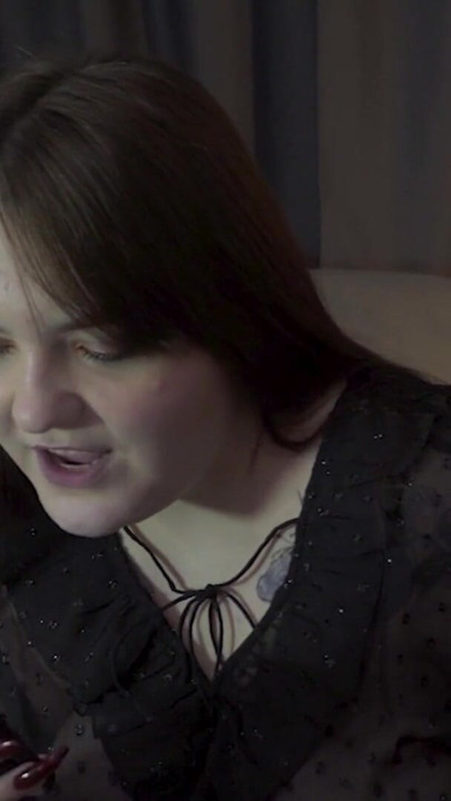 História pornô - Stella sorri com travessuras enquanto fode seu namorado com uma cinta-caralho | Clipe 2