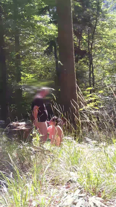 Żona ekshibicjonistka pijąca siki i biorąca bukkake w lesie | Klip 1