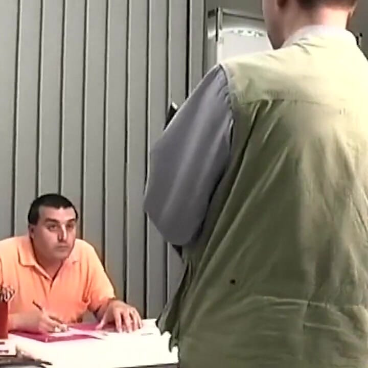 Azgın orta yaşlı seksi kadının kıllı amcığı esnetiliyor ve zonklayan yarakla dolu