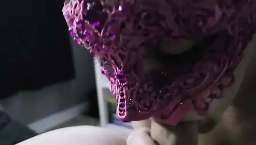 Tante nakal dengan topeng pink lagi asik nyepong kontol sambil telan sperma