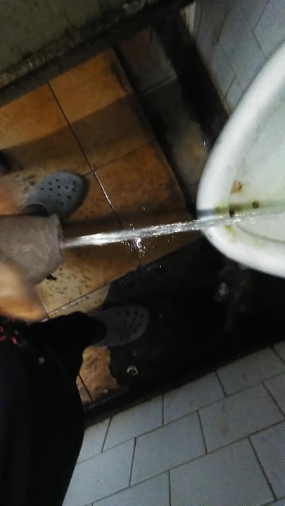 In öffentliches Badezimmer pissen