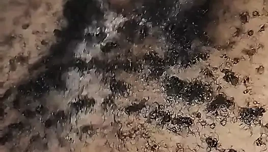 Kıllı Kenyalı twink sert yarağını şiddetle okşuyor. Bölüm 2