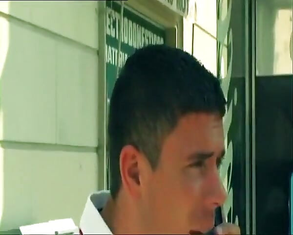 Zrela brineta raširena u neurednom analnom jebanju
