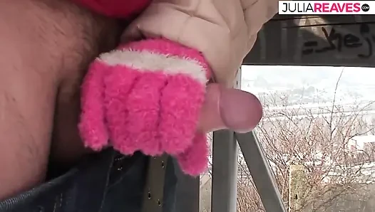 Сексуальная рыжая скачет на жестком члене по холодному снегу