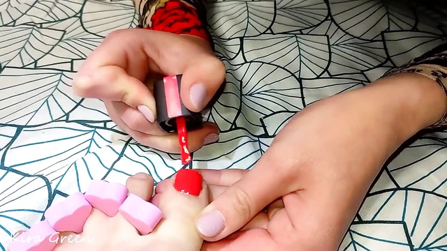 Lalli Gives Me a Pedicure - Amateur Kira Green