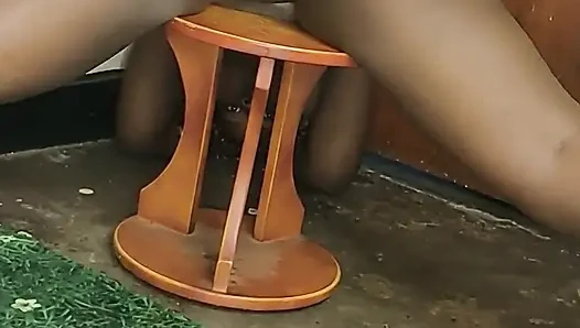 Polizistin squirtet allein zu hause