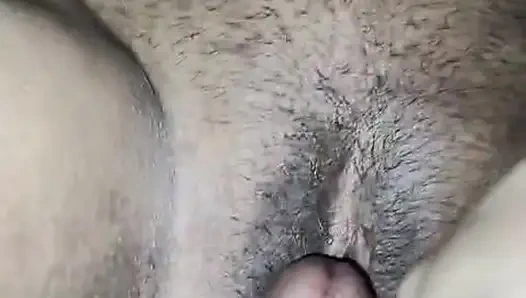 Ona biraz bal yalatıyor