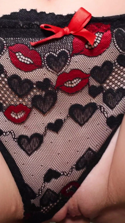 Finalmente em casa sozinha, podemos foder como queremos e terminar com uma gozada interna anal